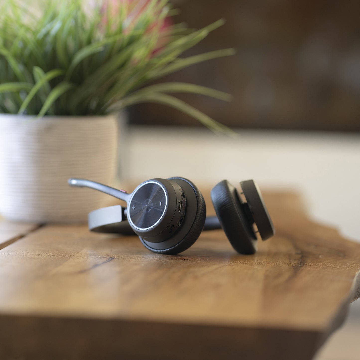 Poly HP Poly Voyager 4320 UC Stereo USB - A Headset +BT700 USB - A Adapter +Ladestation - Kabellos - Anrufe/Musik - 20 - 20000 Hz - 162 g - Kopfhörer - Schwarz - Headset