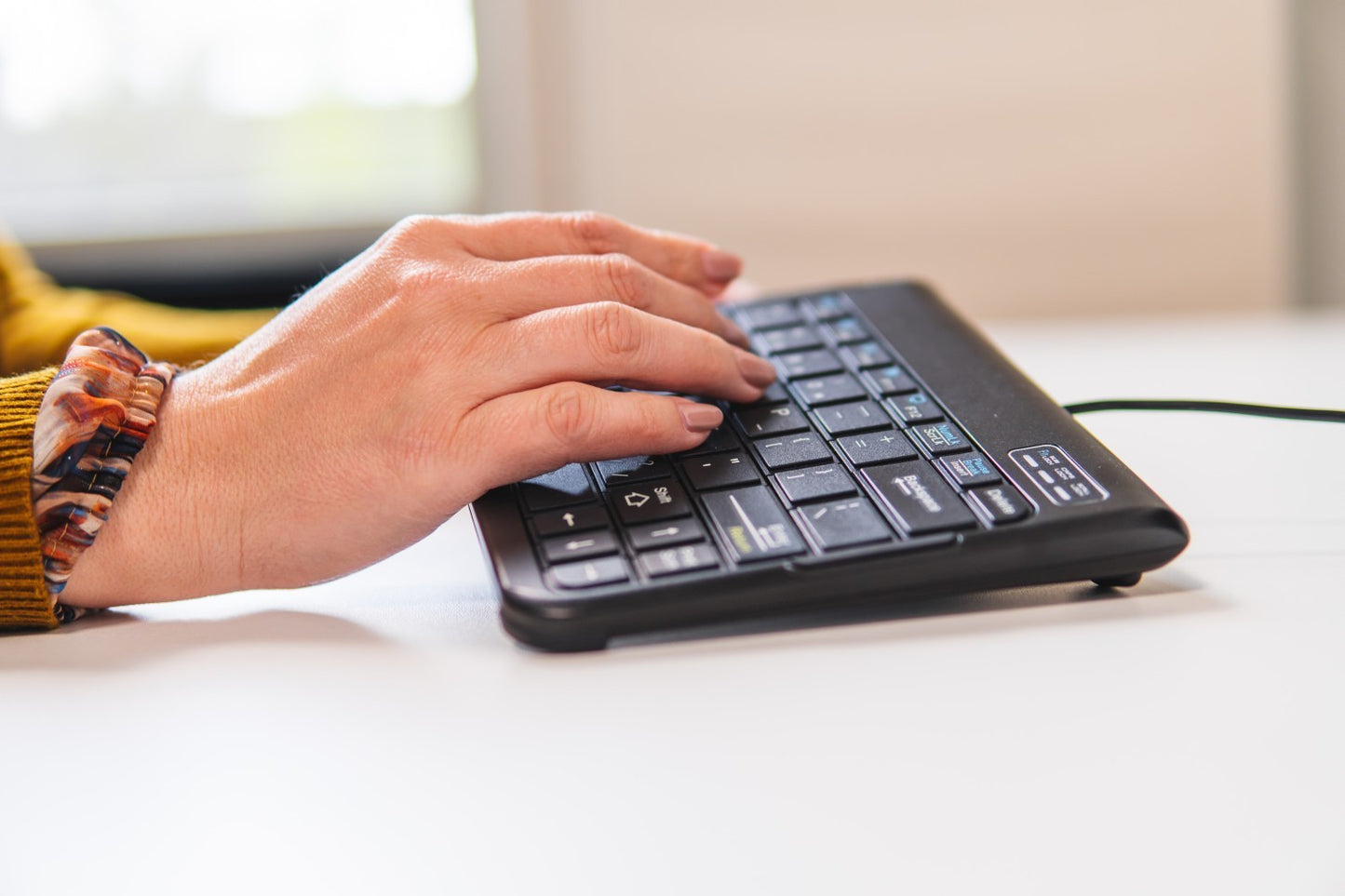 Bakker Goldtouch Travel Go2 Wired - Mini - Kabelgebunden - USB - Scherenschalter - QWERTZ - Schwarz - Tastatur