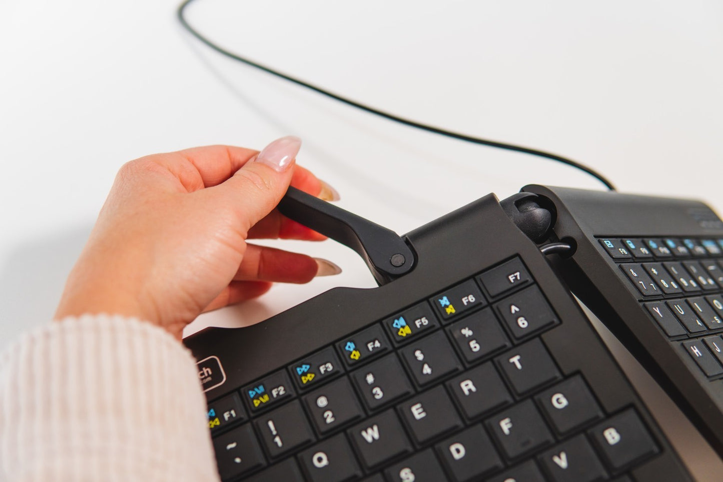 Bakker Goldtouch Travel Go2 Wired - Mini - Kabelgebunden - USB - Scherenschalter - QWERTZ - Schwarz - Tastatur